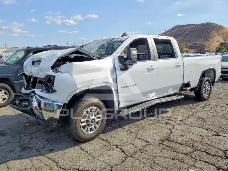 2025 Chevrolet Silverado photo