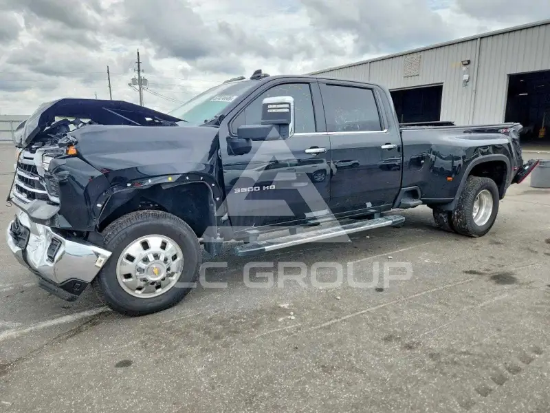 2025 Chevrolet Silverado photo