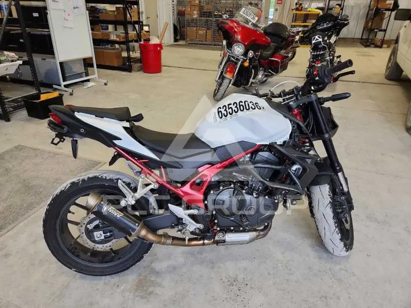 2025 Honda CB фото