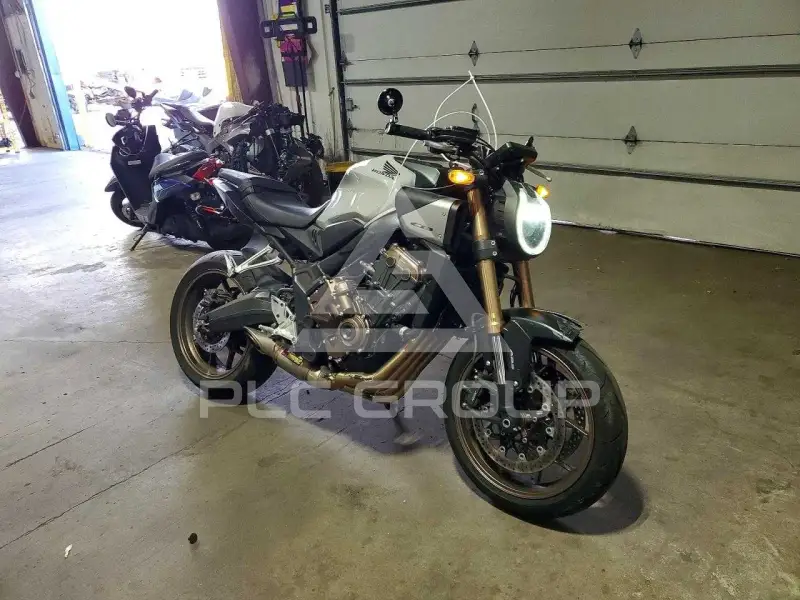 2025 Honda CB photo