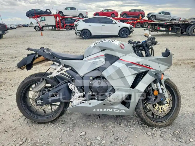 2025 Honda CBR photo