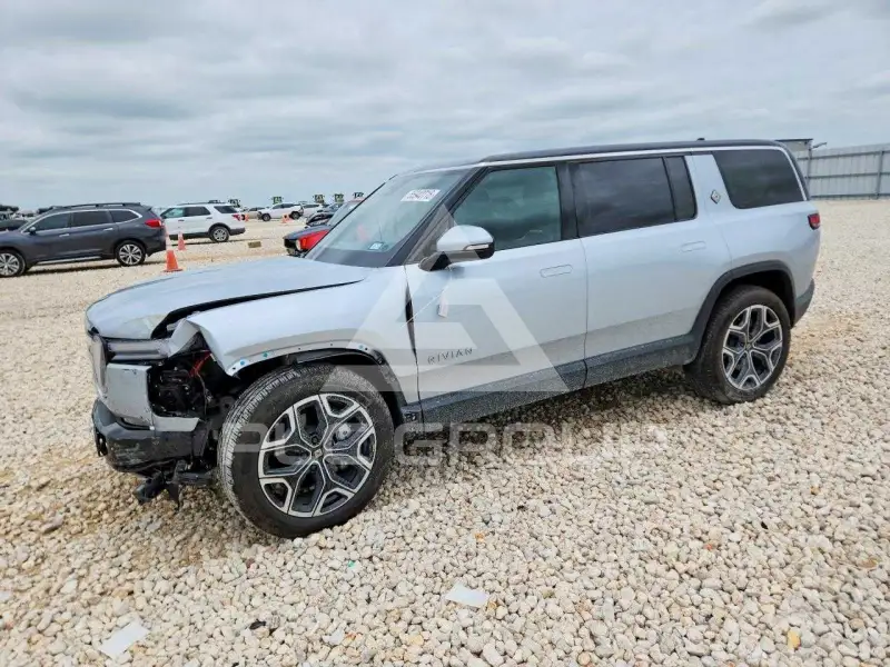 2025 Rivian R1S photo