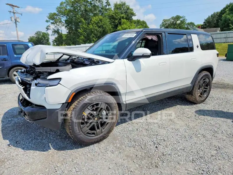 2025 Rivian R1S photo