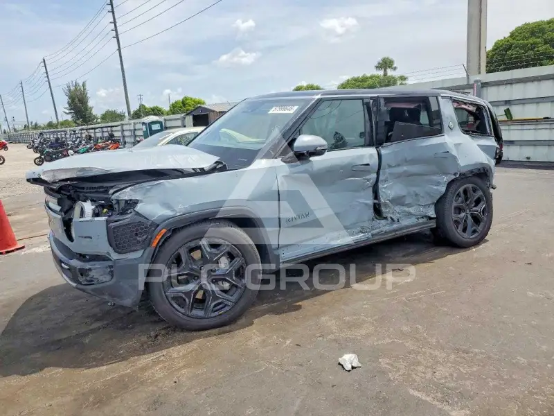 2025 Rivian R1S photo