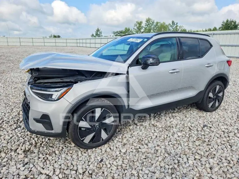 2025 Volvo XC40 фото