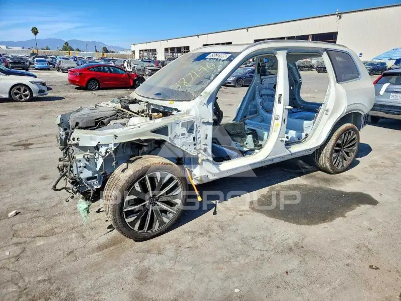 2025 Volvo XC90 фото