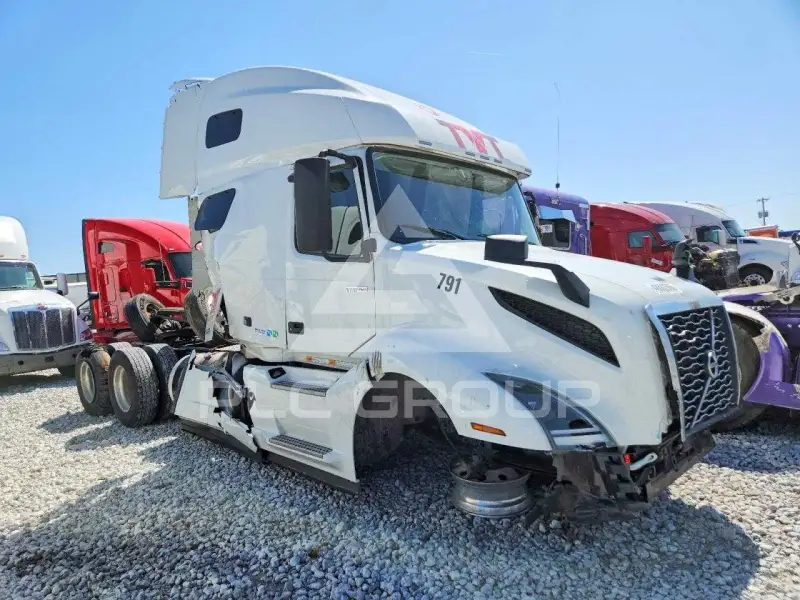 2025 Volvo VNL photo