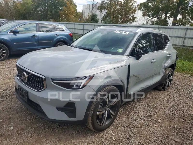 2025 Volvo XC40 фото
