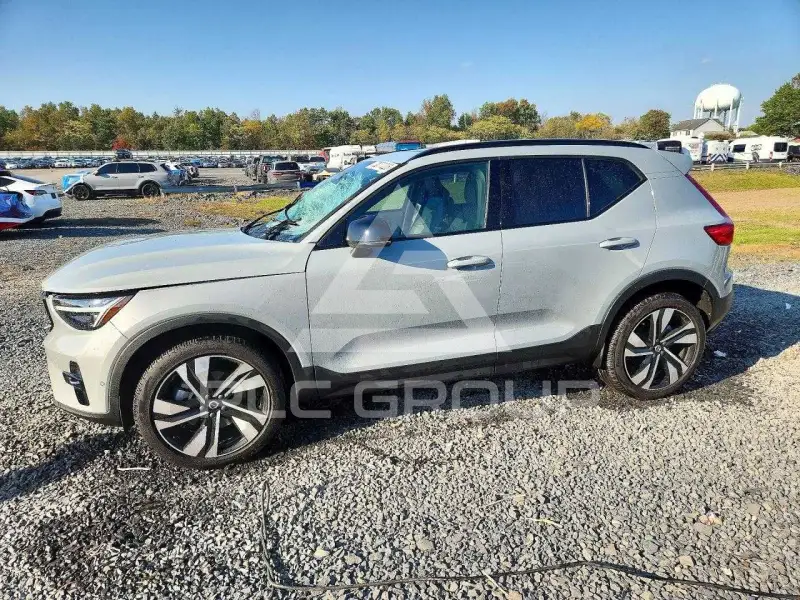 2025 Volvo XC40 фото