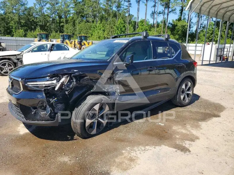 2025 Volvo XC40 photo