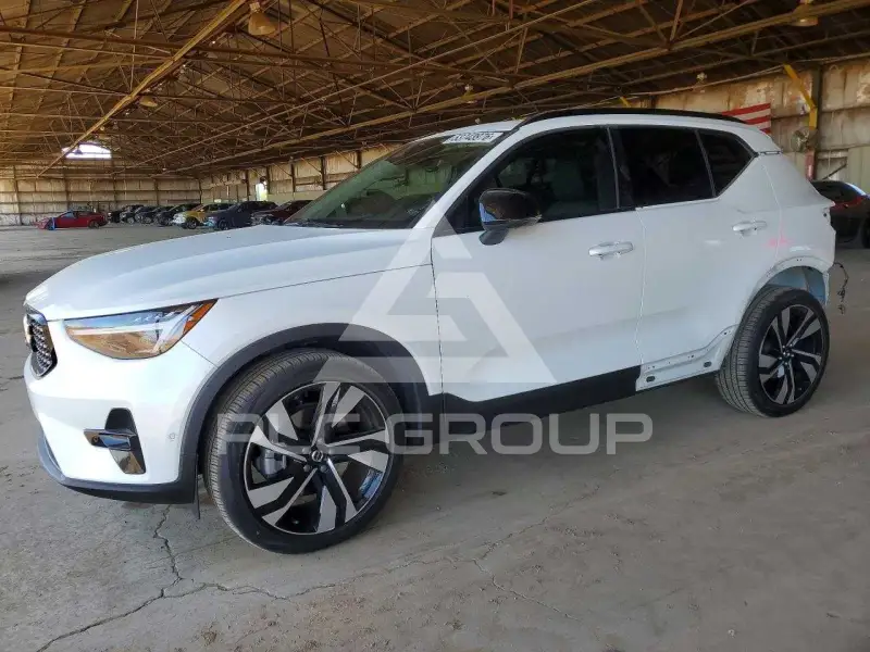 2025 Volvo XC40 фото