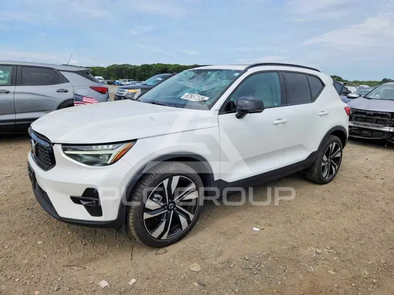 2025 Volvo XC40 фото