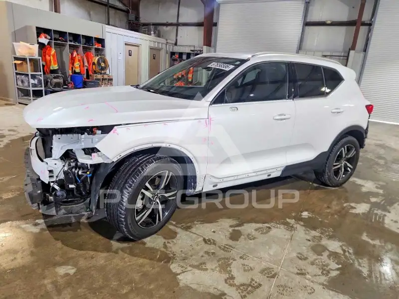 2025 Volvo XC40 фото