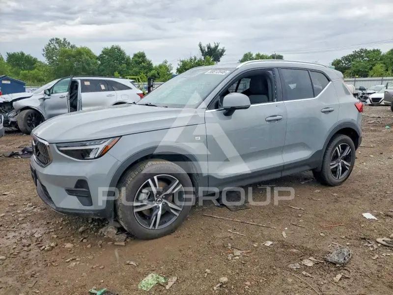 2025 Volvo XC40 фото