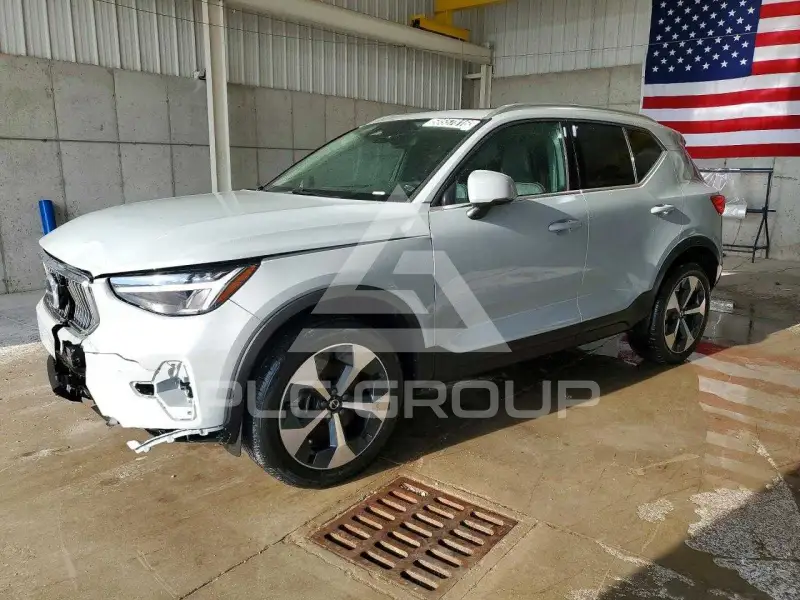 2025 Volvo XC40 фото