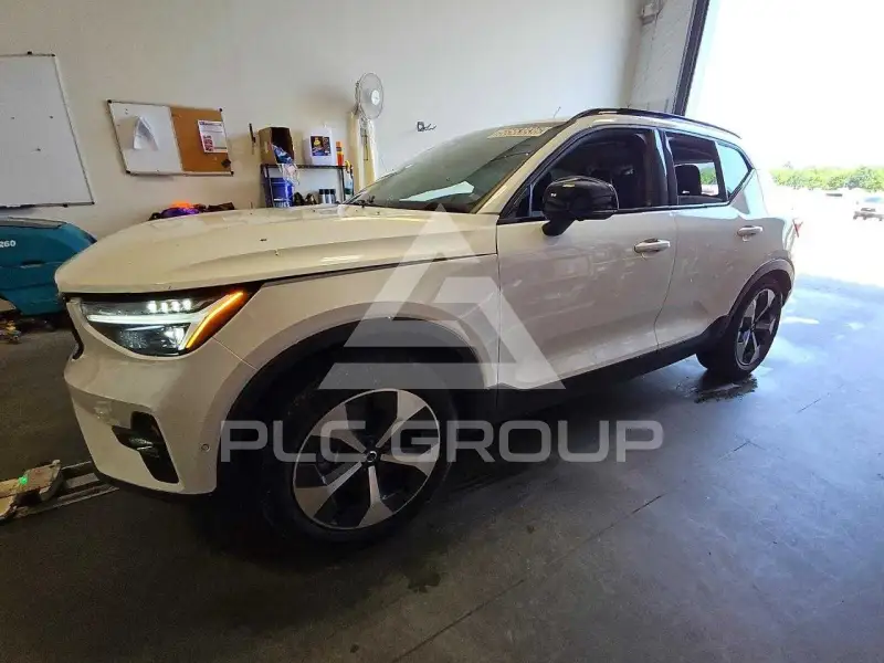 2025 Volvo XC40 фото