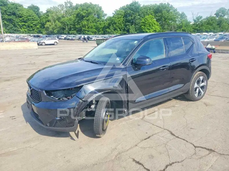 2025 Volvo XC40 фото
