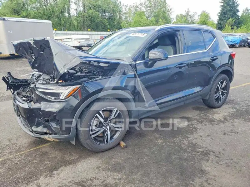 2025 Volvo XC40 фото