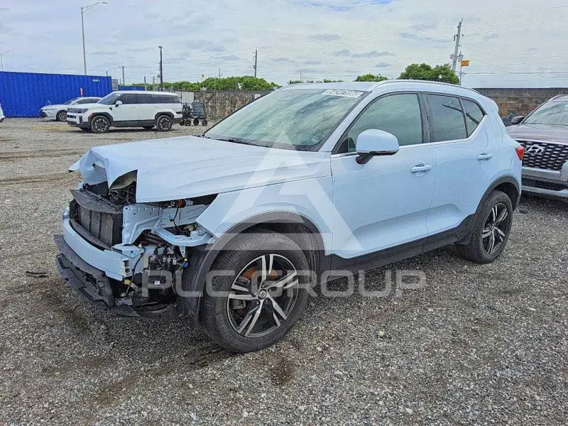 2025 Volvo XC40 фото