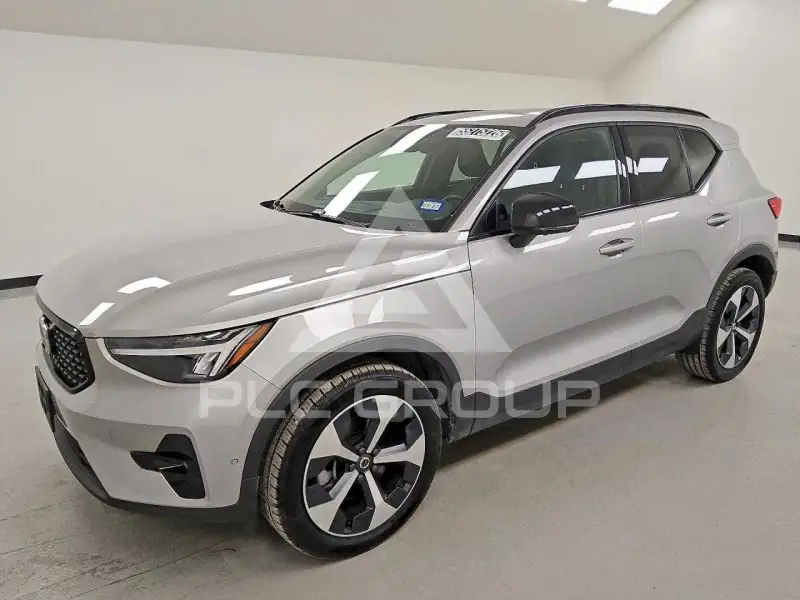 2025 Volvo XC40 фото