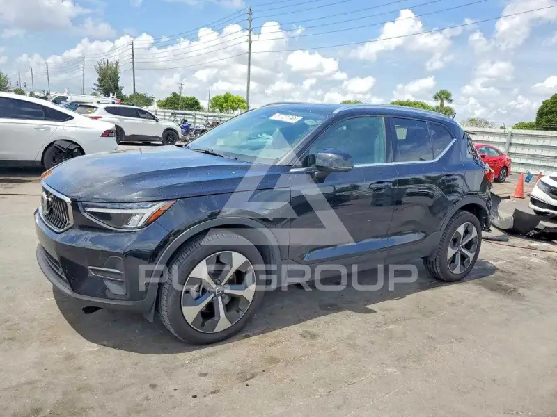 2025 Volvo XC40 photo