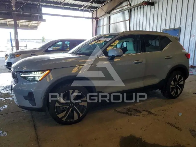 2025 Volvo XC40 фото
