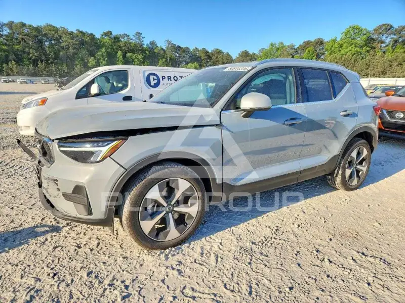 2025 Volvo XC40 photo