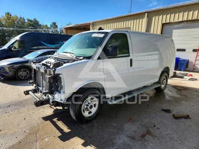 2025 GMC Savana фото