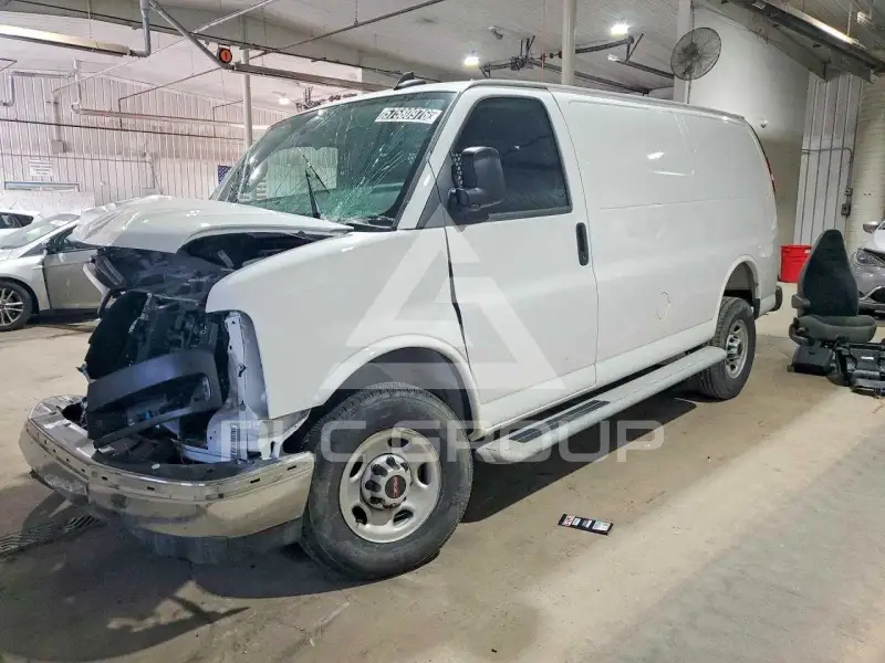 2025 GMC Savana фото