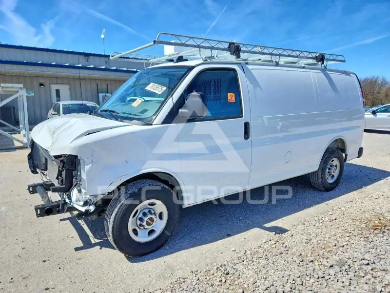 2025 GMC Savana фото