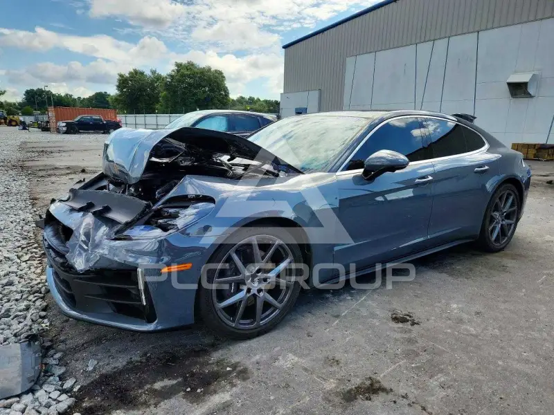 2025 Porsche Panamera photo