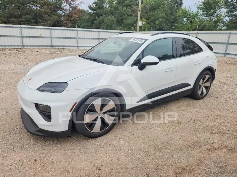 2025 Porsche MACAN photo