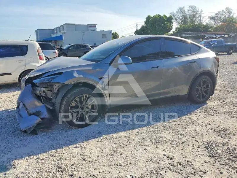 2025 Tesla Model Y фото