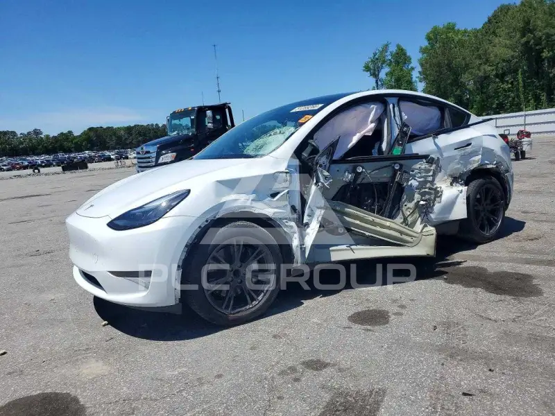 2025 Tesla Model Y фото