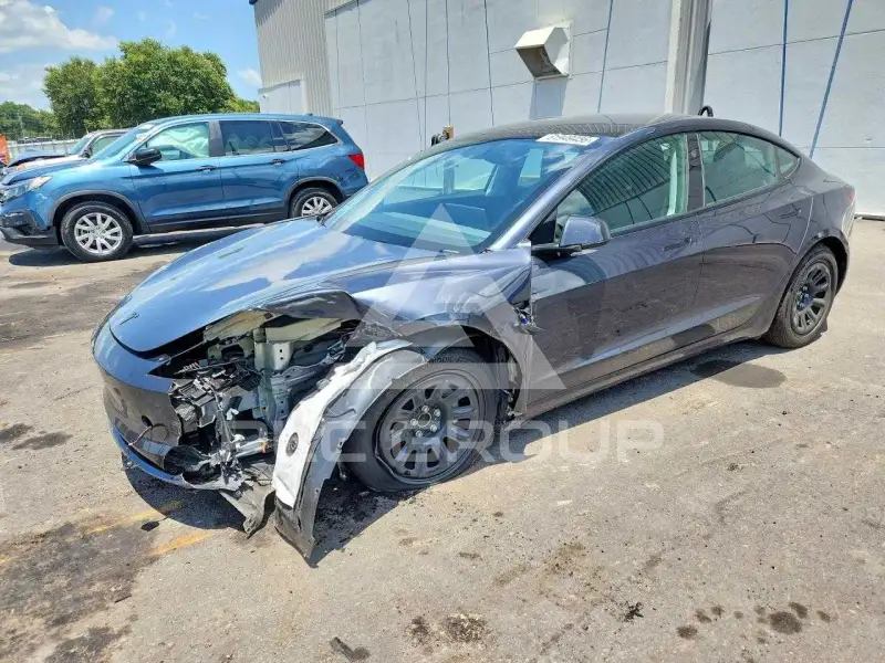 2025 Tesla Model 3 фото