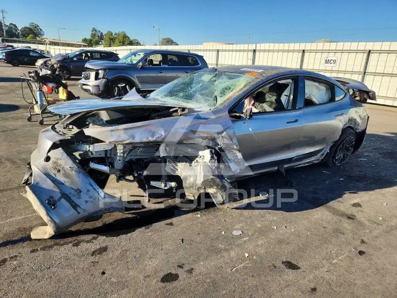 2025 Tesla Model 3 фото