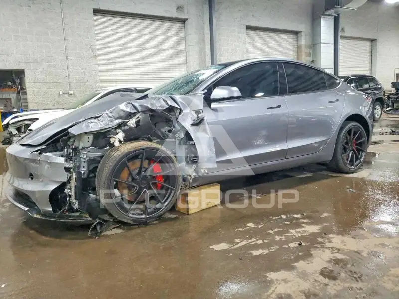 2025 Tesla Model 3 фото