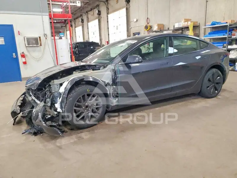 2025 Tesla Model 3 фото