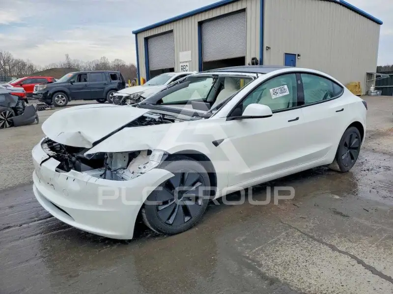 2025 Tesla Model 3 фото