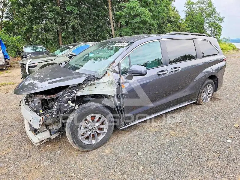 2025 Toyota SIENNA фото