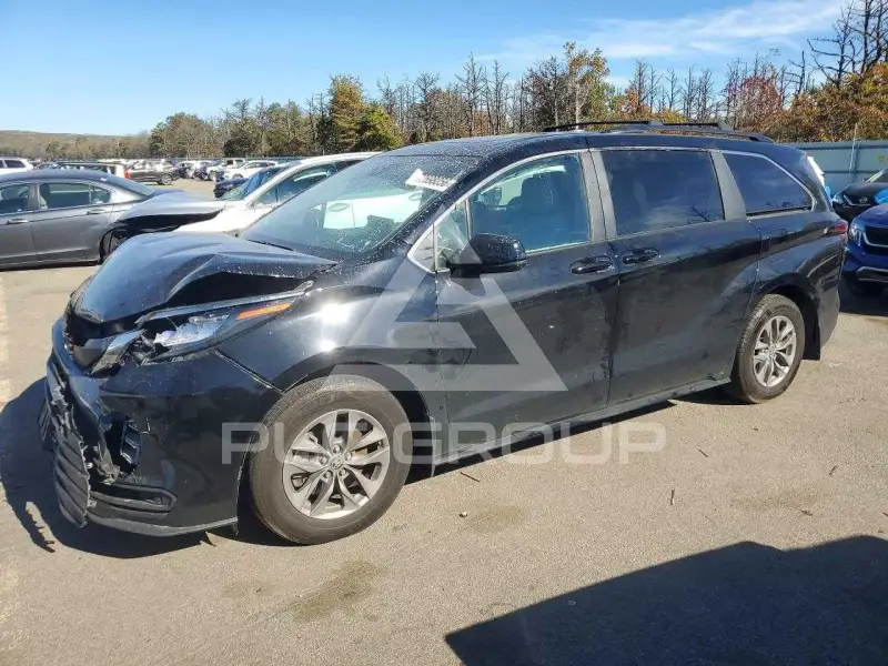 2025 Toyota SIENNA photo