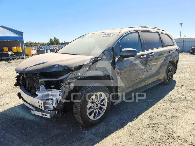 2025 Toyota SIENNA фото