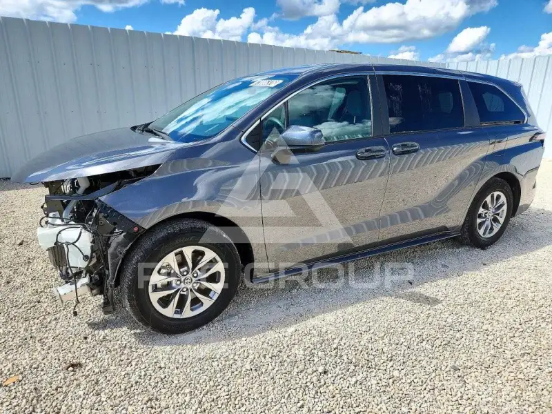 2025 Toyota SIENNA photo