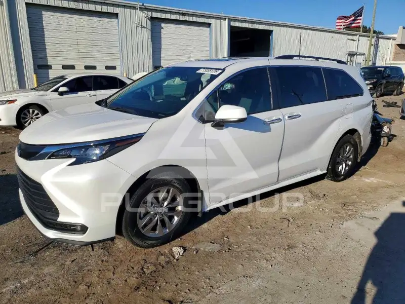 2025 Toyota SIENNA photo