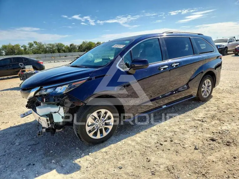 2025 Toyota SIENNA photo