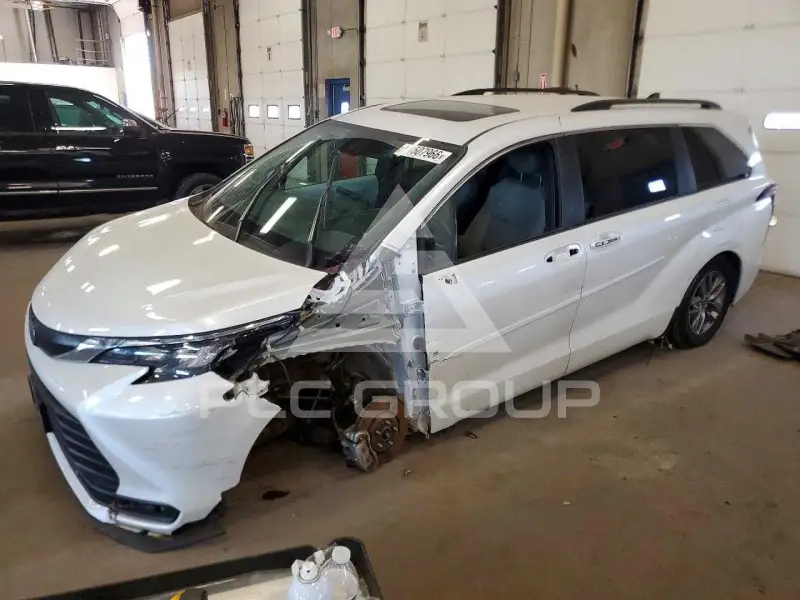 2025 Toyota SIENNA фото