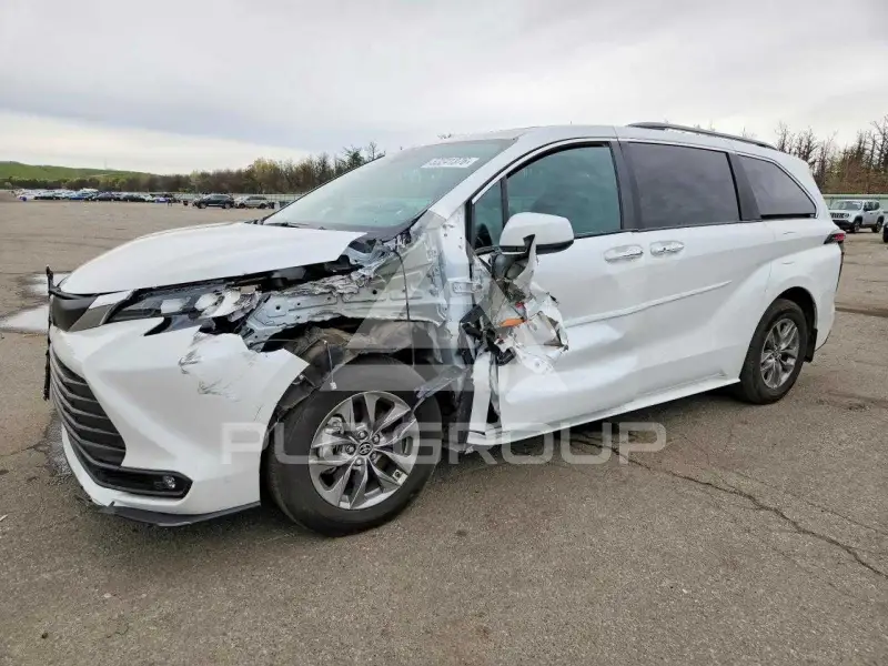 2025 Toyota SIENNA photo