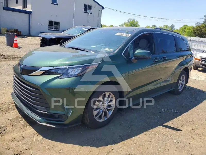 2025 Toyota SIENNA photo