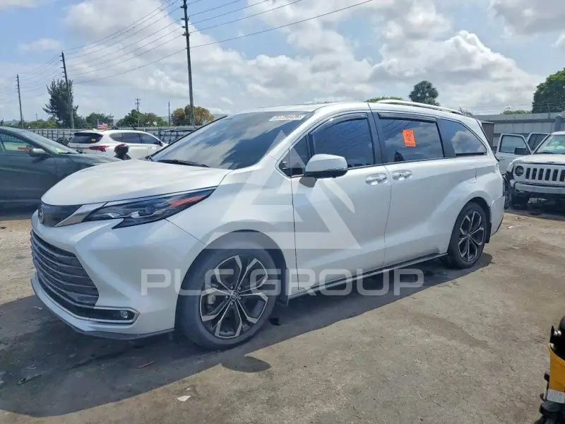 2025 Toyota SIENNA photo