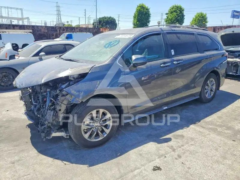 2025 Toyota SIENNA фото